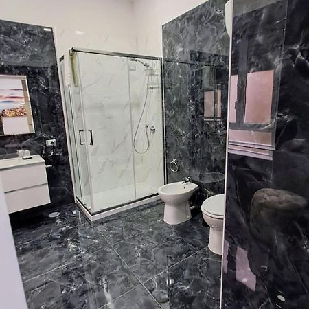 La Finestra Sul Borgo Hotel Naples Luaran gambar