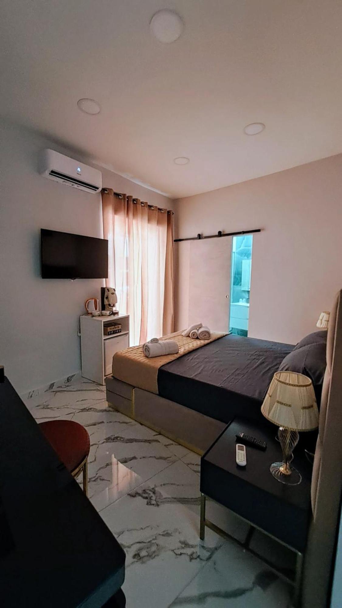 La Finestra Sul Borgo Hotel Naples Luaran gambar