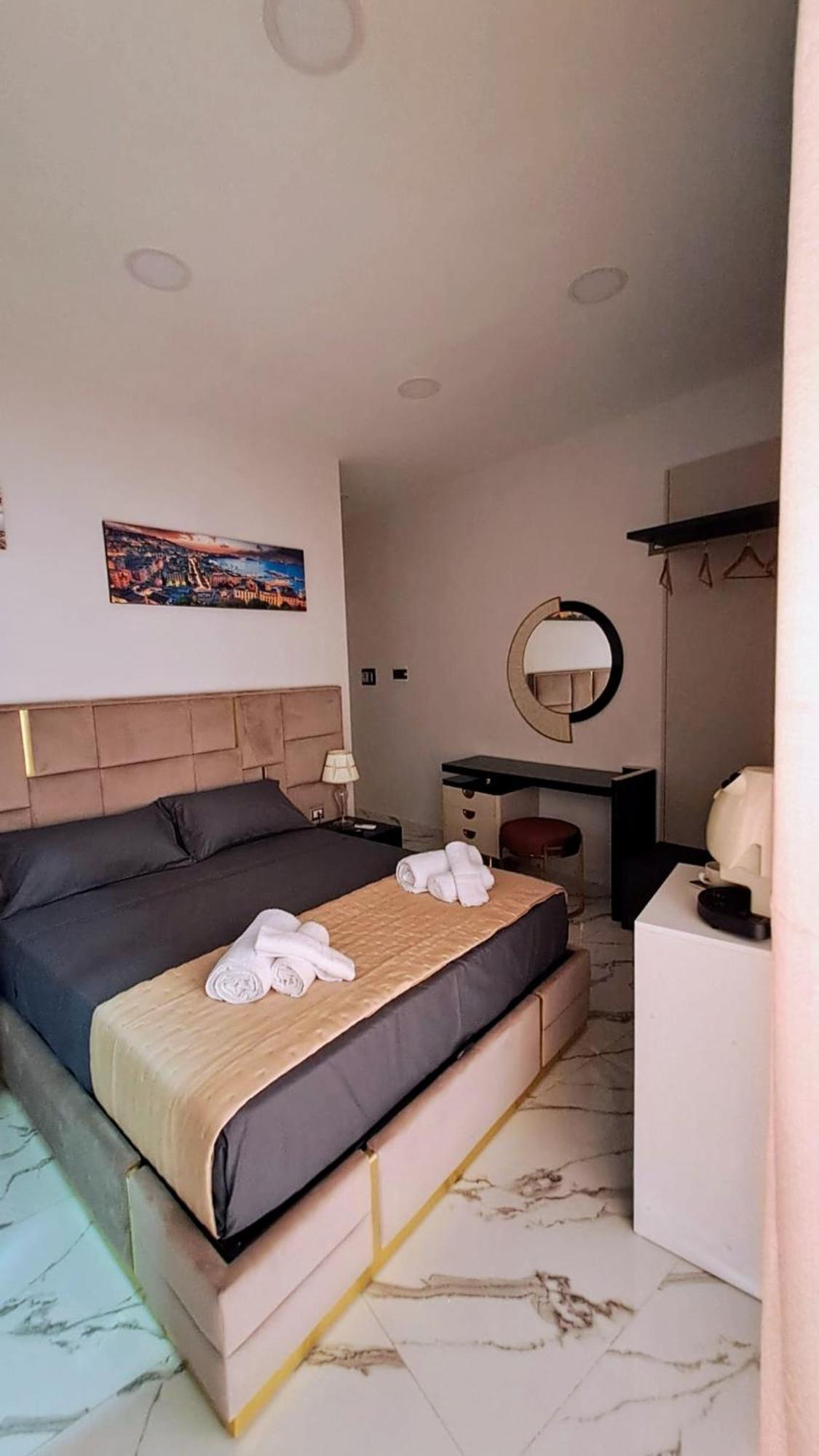 La Finestra Sul Borgo Hotel Naples Luaran gambar